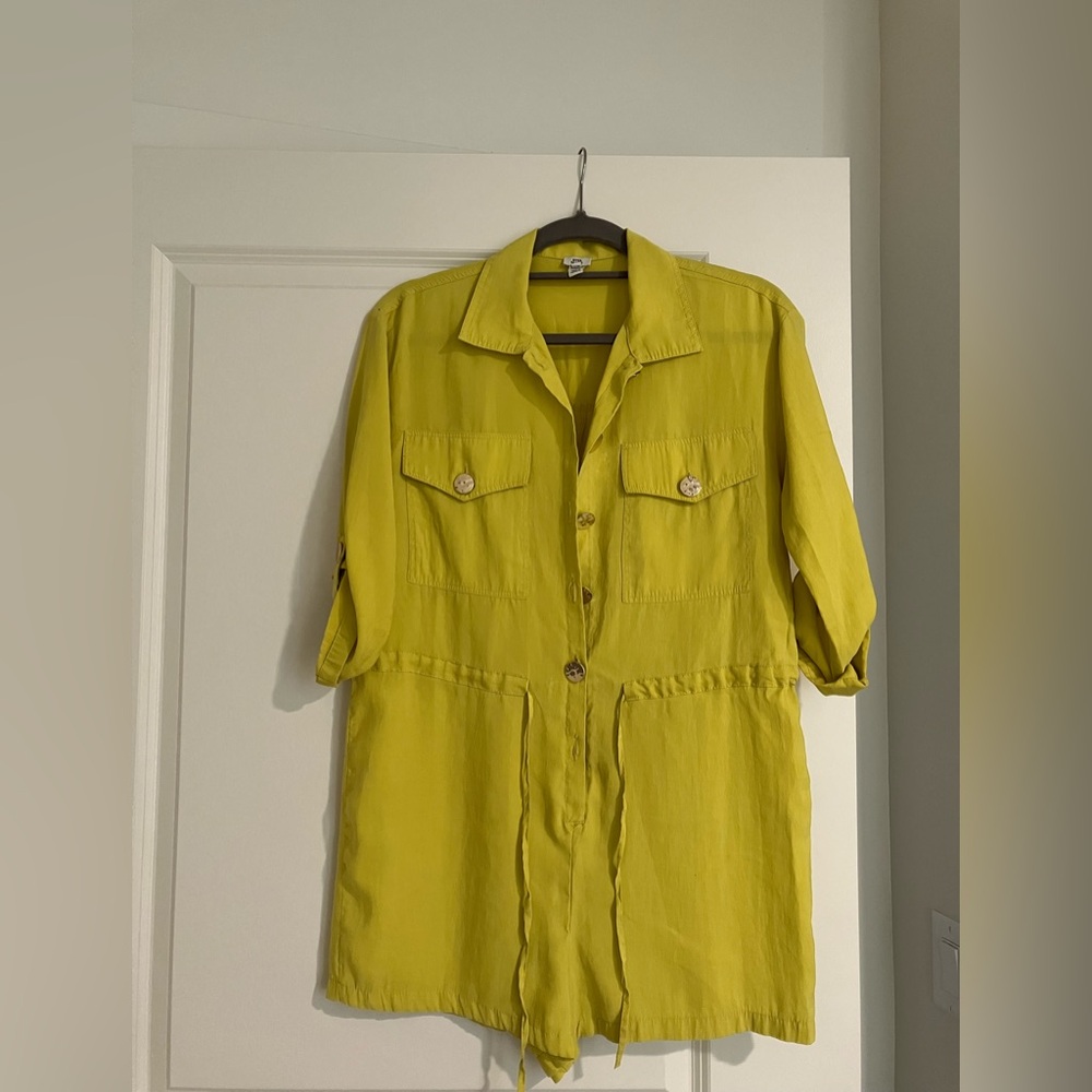 Lime romper / playsuit with large buttons and tie waist details. Size 4